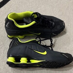 Nike Men's Black and Neon Yellow Athletic Shoes